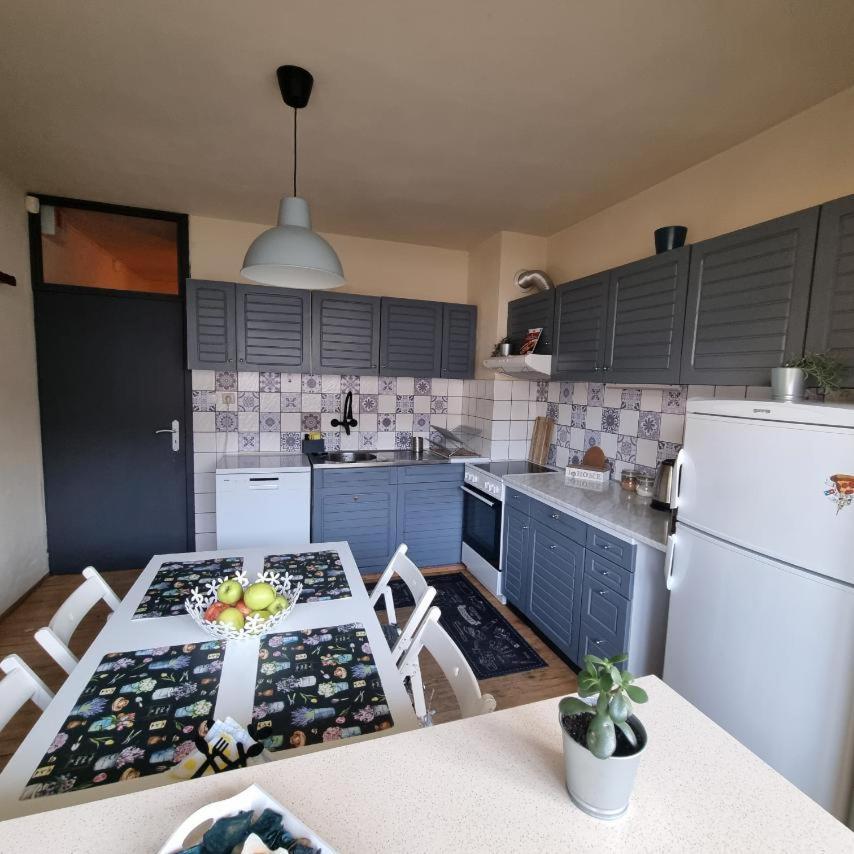 Spacious 3 Bedroom Apartment, Close To Metro Station Szófia Kültér fotó